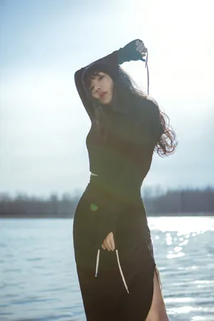 柳岩优雅性感湖边写真图片_6