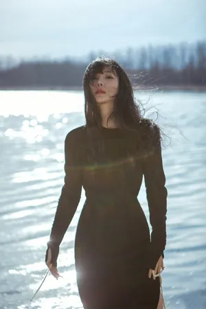 柳岩优雅性感湖边写真图片_8