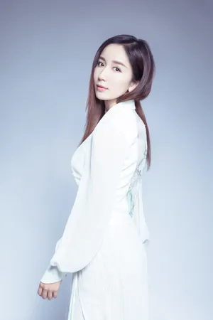 娄艺潇性感纯白写真图片_4