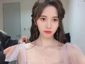 鞠婧祎甜美性感后台照图片_1