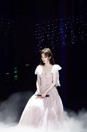 鞠婧祎甜美性感后台照图片_4