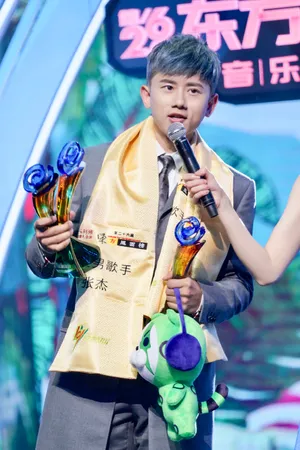 张杰东方风云榜帅气图片