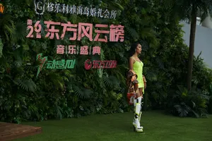 吉克隽逸东方风云榜性感红毯图片_3