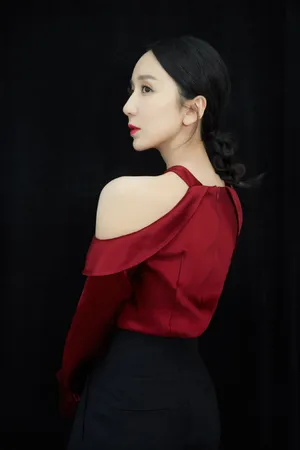 娄艺潇红色礼裙性感写真图片_2