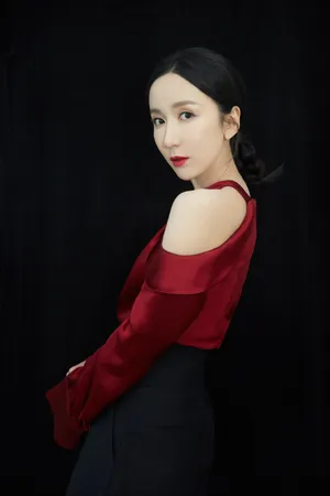 娄艺潇红色礼裙性感写真图片_4