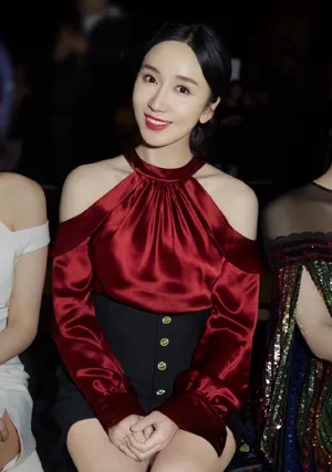 娄艺潇红色礼裙性感写真图片_7