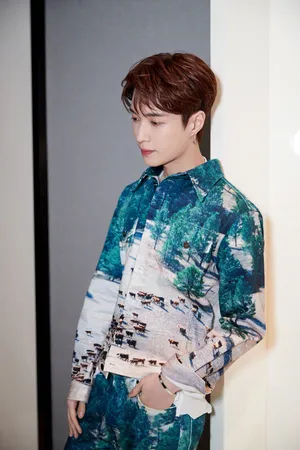 张艺兴amfAR慈善晚宴个性魅力写图片