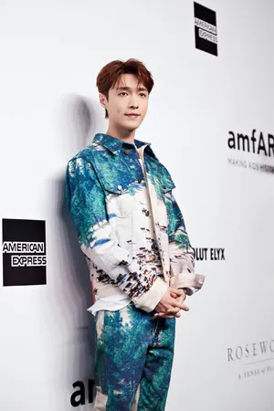 张艺兴amfAR慈善晚宴个性魅力写图片_5