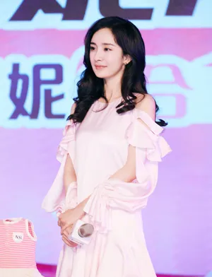 杨幂甜美清新活动照图片_3