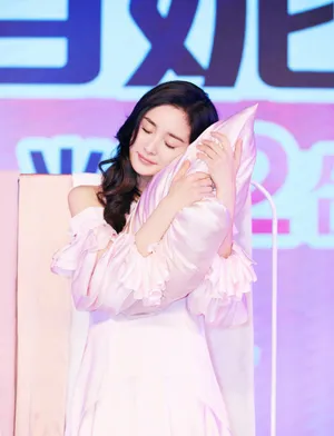 杨幂甜美清新活动照图片_4