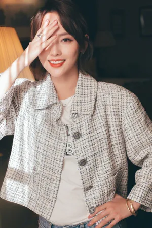 张嘉倪清新甜美生活照图片