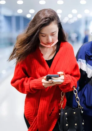 宋祖儿白皙甜美机场街拍图片