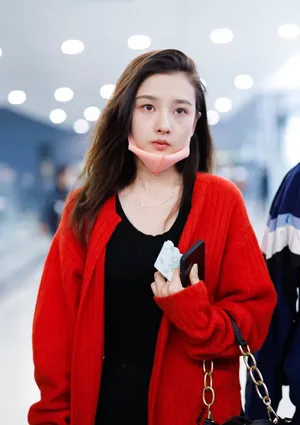宋祖儿白皙甜美机场街拍图片