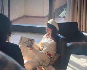 孟美岐干净素雅私服图片