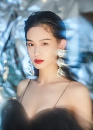 屈菁菁性感闪耀光影写真图片