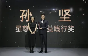 孙坚简洁西装气质写真图片_4