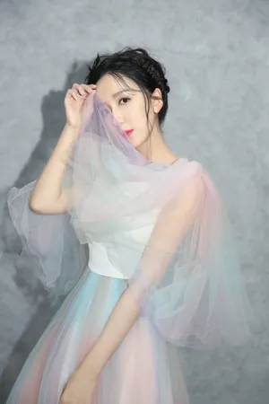 娄艺潇粉嫩精致写真图片