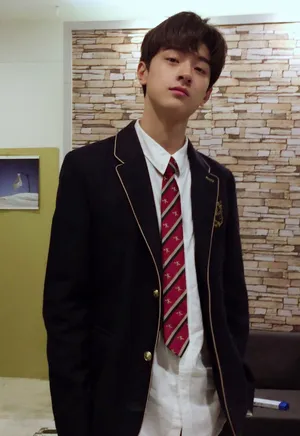林一帅气制服写真