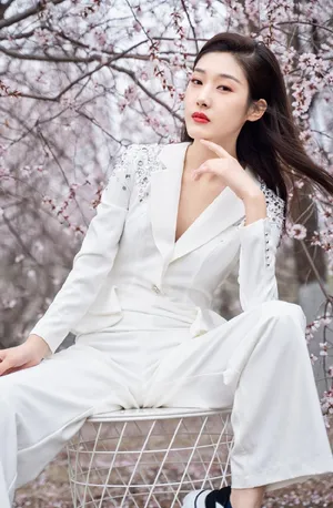王双美艳迷人时尚杂志写真大片_2