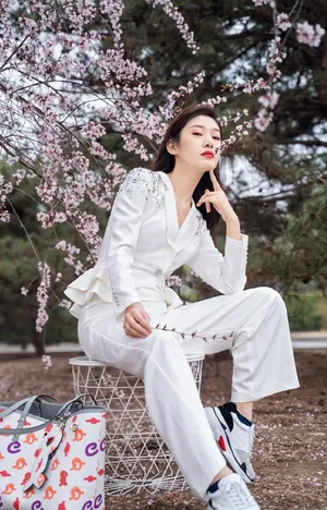 王双美艳迷人时尚杂志写真大片_5