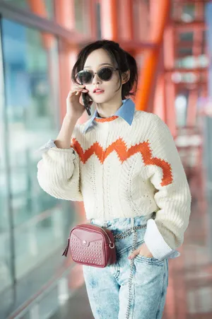何泓姗可爱甜美机场照图片