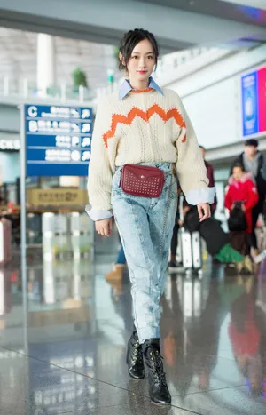 何泓姗可爱甜美机场照图片_2