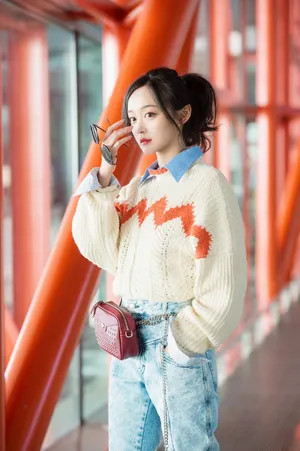何泓姗可爱甜美机场照图片_3