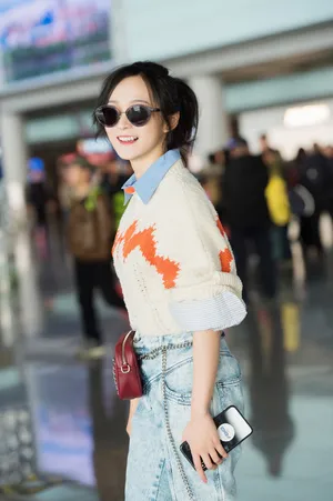 何泓姗可爱甜美机场照图片_4