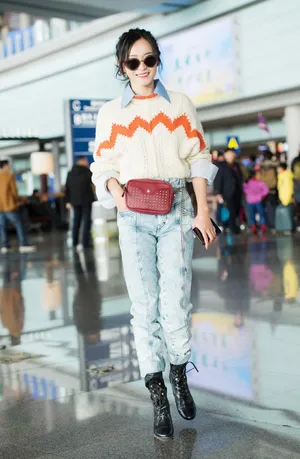 何泓姗可爱甜美机场照图片_5