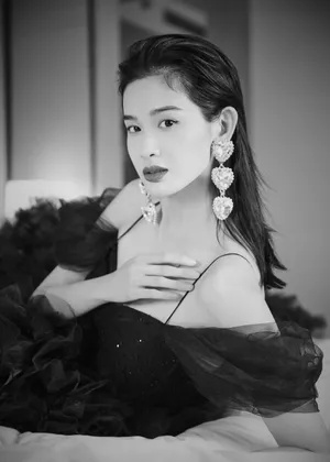 屈菁菁性感摩登光影写真图片