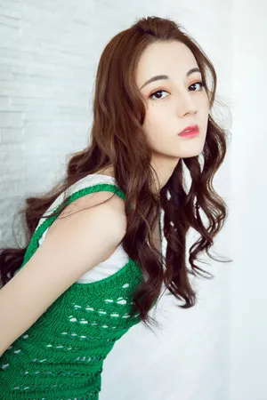 迪丽热巴俏皮性感写真图片
