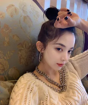 古力娜扎精致利落私服照图片