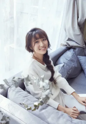 鬼马精灵张鑫甜美性感写真