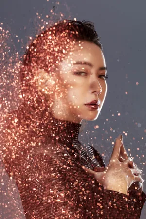 戚薇梦幻唯美金色亮片写真图片_3