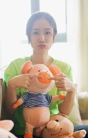 李春嫒可爱俏皮自拍照图片