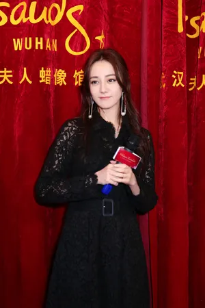 迪丽热巴蜡像馆性感活动图片