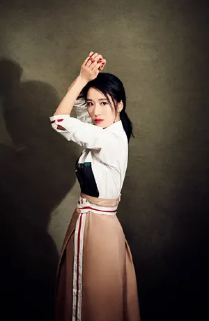 李念简约优雅时尚写真图片_4