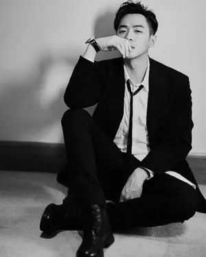 张若昀雅痞黑白写真图片_3