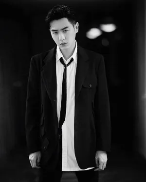 张若昀雅痞黑白写真图片_4