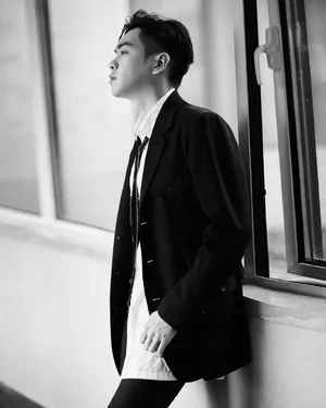 张若昀雅痞黑白写真图片_5