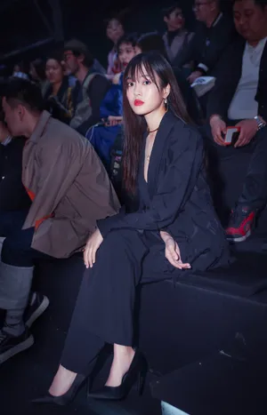 王梓薇暗黑系性感活动照图片