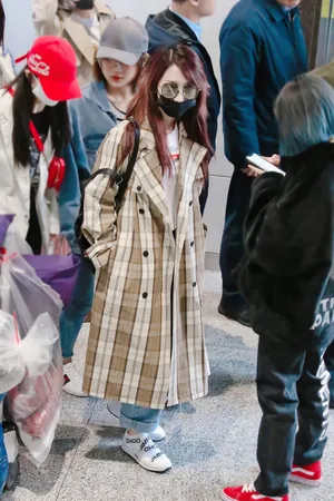 孟美岐简约大气街拍图片