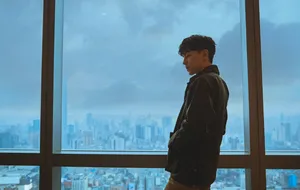 邓伦《密室大逃脱》穿搭造型图片