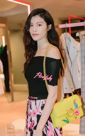 何穗性感温婉活动照图片_3