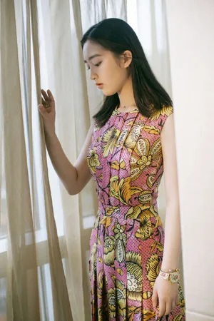 邓恩熙简约印花长裙写真图片_3