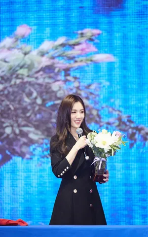 王晓晨优雅干练活动写真图片_2
