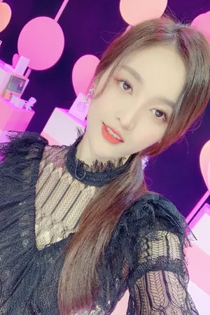 吴宣仪俏皮甜美自拍照图片_2