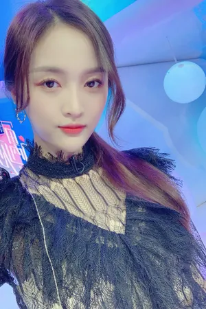 吴宣仪俏皮甜美自拍照图片_3