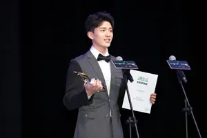 易大千帅气活动照图片_6