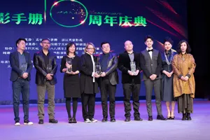 易大千帅气活动照图片_7